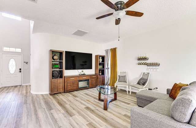 25 Mi to Tampa: Family Home w/Large Yard!
