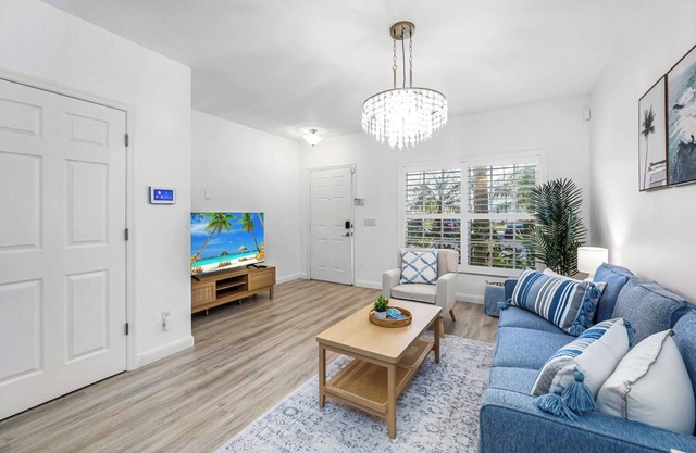 25 Min Ana Maria Is. 30 Min Siesta Key Beach l, Heated Pool, Tennis, StylishHome