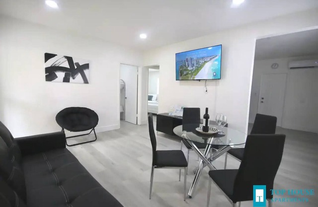 251 Airport/Top House Apartment1