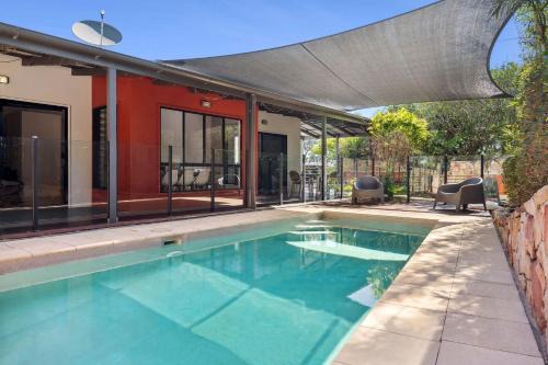 252 David Low Way