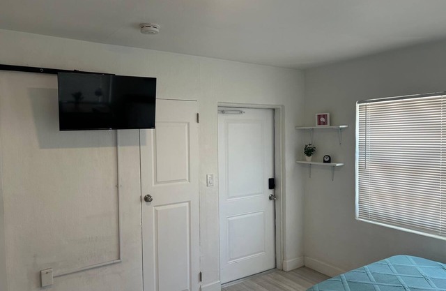 2526 Modern Studio in Historic Area