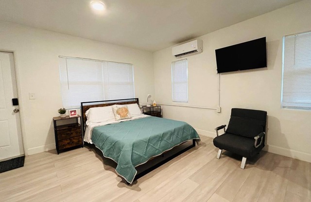 2536 Modern Studio in Historic Area