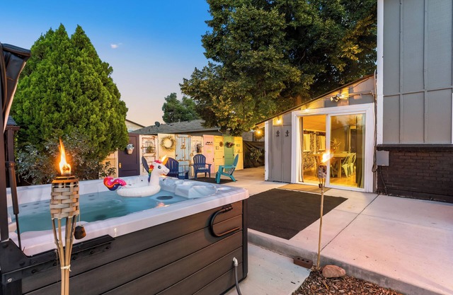 25mins to Denver*Red Rocks*Hot Tub*2 Fire Pits, 1.5hrs to skiing, Pet Friendly