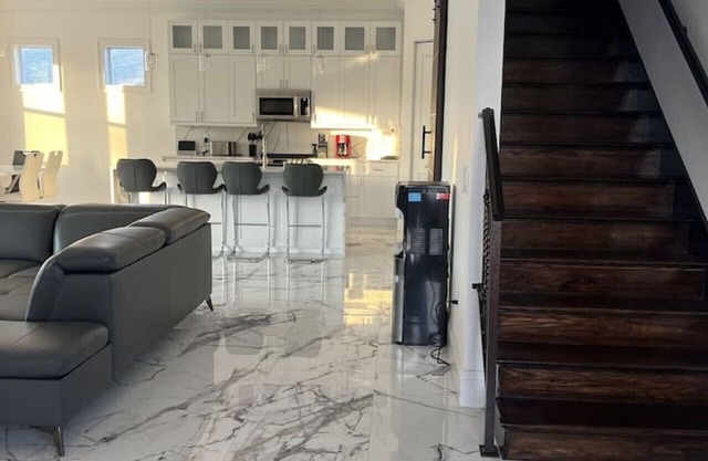 269) Modern Luxury - POOL & 6 beds!