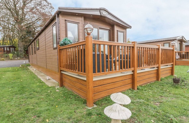 27 LAKE VIEW, pet friendly in Cawston