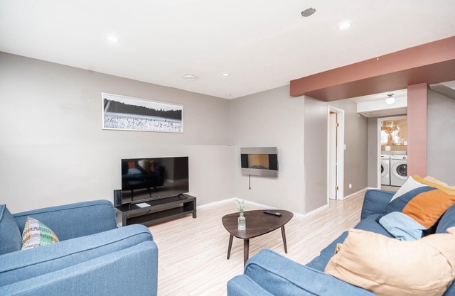 (279)Classy 3 BDR in Quiet Neighbourhood+Parking