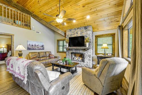 28 Acres Home with Barn and Fire Pit Near Franklin!