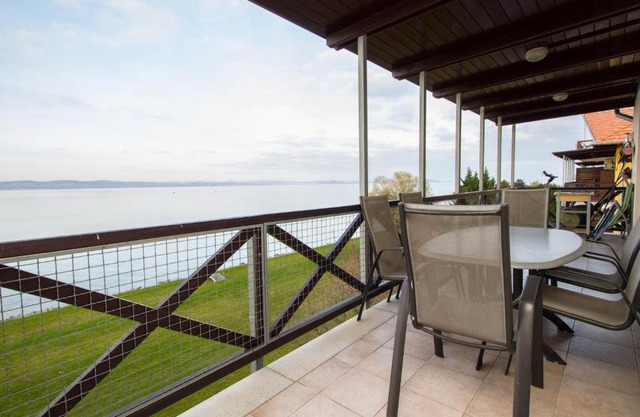 299 - Teljes panorámás közvetlen balatonparti exkluzív apartman