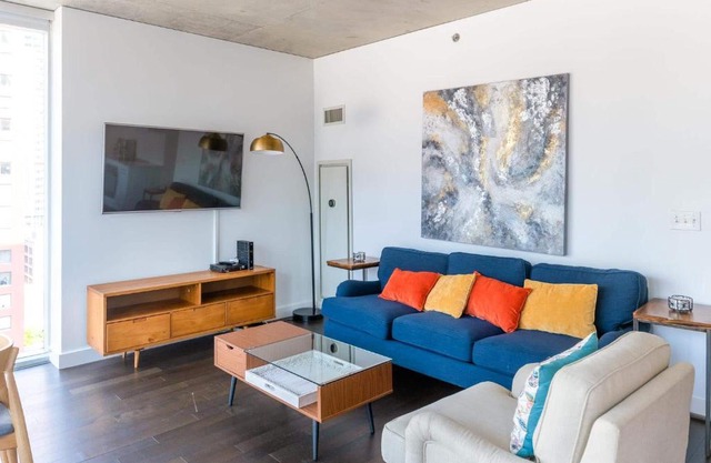 2B 2BA Executive Glass Apartment with Balcony & Wi-Fi