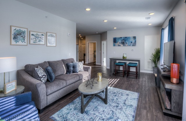 2B Luxury Midtown Condo 103 - Underground Heated Parking!