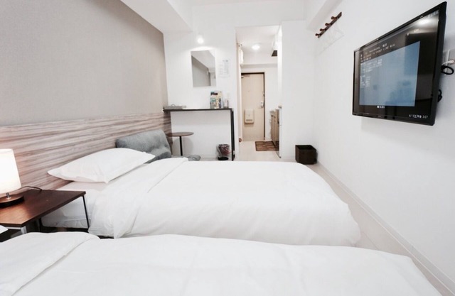 2B. Nagoya Station/bus stop 3 minutes/Meitetsu department store/Takashimaya/drug store/convenience store 4 minutes/free parking/4 family/twin room