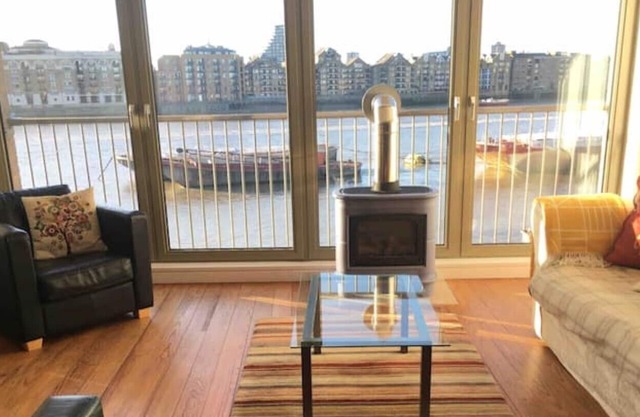 2B stylish flat, panoramic views of river Thames & city scape.