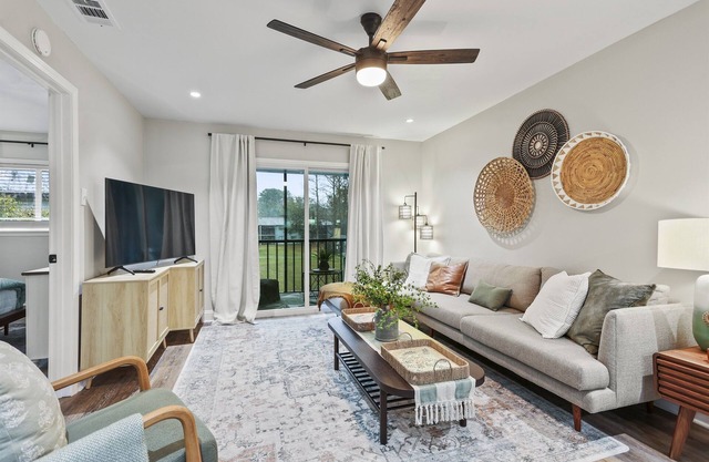 2bd/2ba Condo * Renovated * Dogs Welcome * Condo in Savannah*30+ day stay *Pool