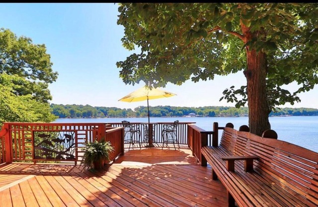 2BD Lakefront Freeman Cottage: Swimming, Boat Dock & Fire pit, and Amazing Views