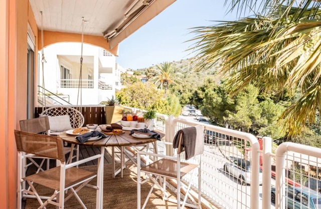 2BD Sunny Condo close to the beach