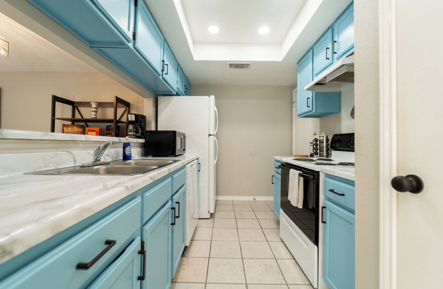 2bed/2.5 bath, Ensuites each room, Near Hiking, Private Yard, Pet friendly!