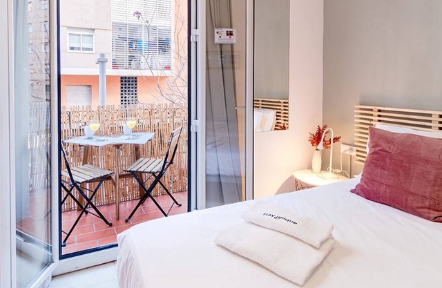 2bed with balcony in beautiful Gracia