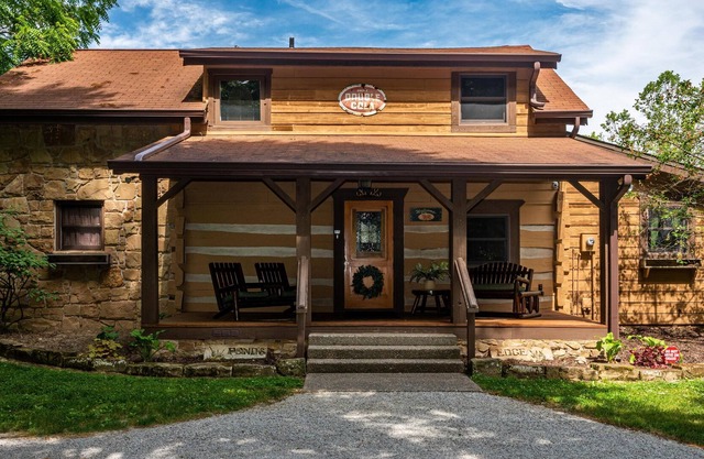 2BR, 2 BA Log Cabin