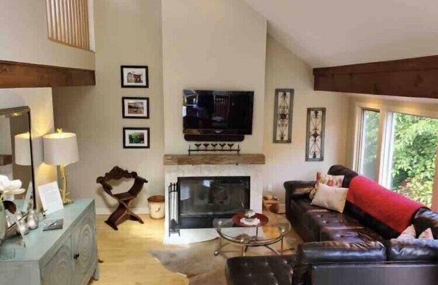 2BR 2BA + 3rd BR loft cozy end unit lakefront townhome comfortably sleeps 6!