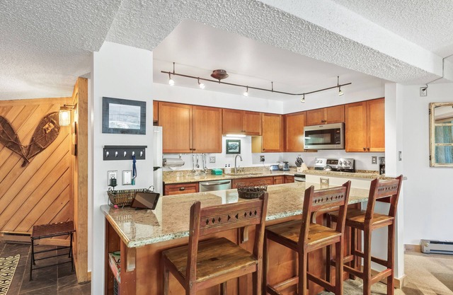 2br 2ba Condo, newly remodeled - 200yds to Lift - 2 Blocks to Downtown