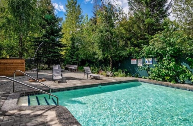 2BR 2BA Creekside Hideaway | Walk to Lift | Free Parking