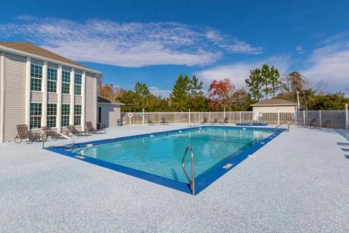 2br/2ba Full Condo w/Pool & Gym, Sleeps 6