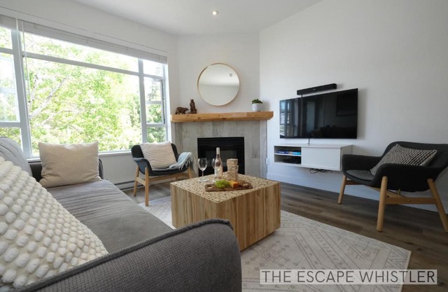 2BR 2BA Mountain Escape w Perfect Location Near to Shops, Cafes, Olympic Rings