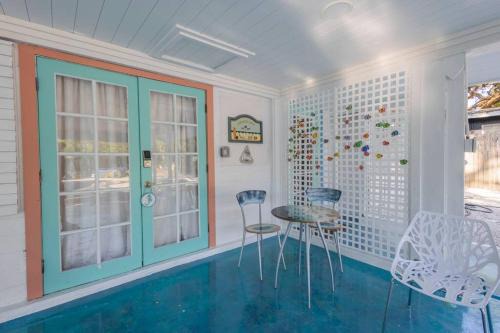 2BR at Lecom Park Downtown Beaches & Ample Parking Space