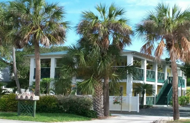 2BR Beachside Escape: Ideal for Mid-Term Stays.nWalk to the beach.