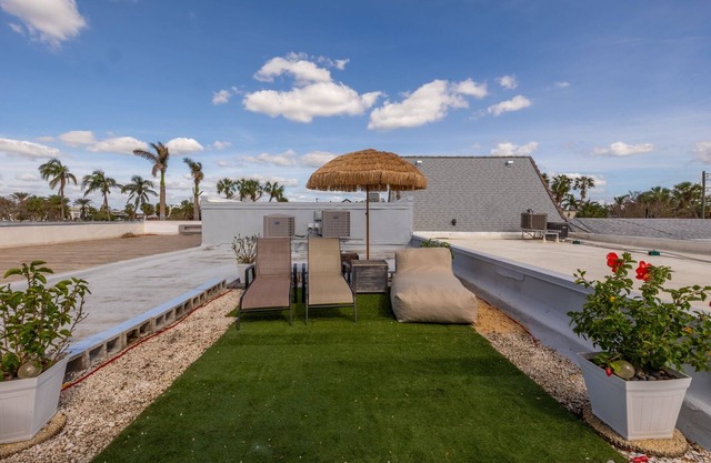 2BR Beachy Speakeasy In St Armand's w/Rooftop Deck. Walk to Lido Beach