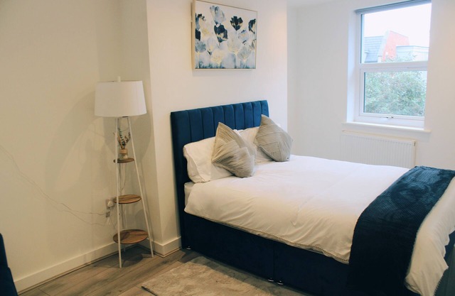 2BR City Centre Flat - Sleeps 7 - Parking - Near Arena