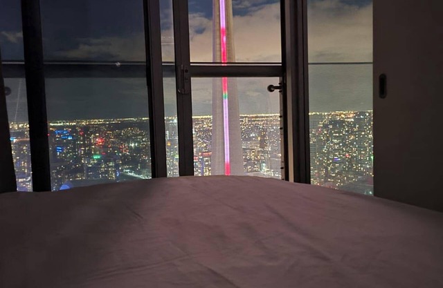 2BR Condo + Free Parking - CN Tower, Ent District
