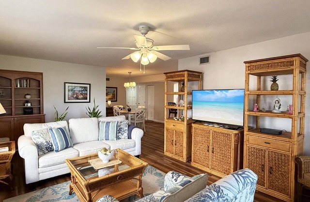 2BR Condo – Heated Pool, Lanai & Walk to Beach