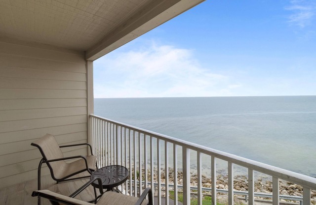2BR Condo w/Bay View, Full Kitchen & Pool