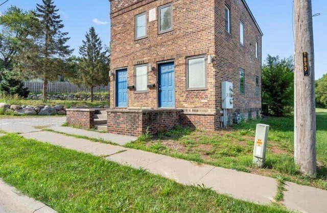 2BR Downtown Apt + Free Parking Your Urban Retreat