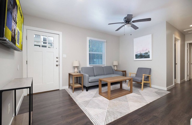 2BR Downtown Flat Insurance & Relocation Housing Fast Wi-Fi 30+ 30+ days