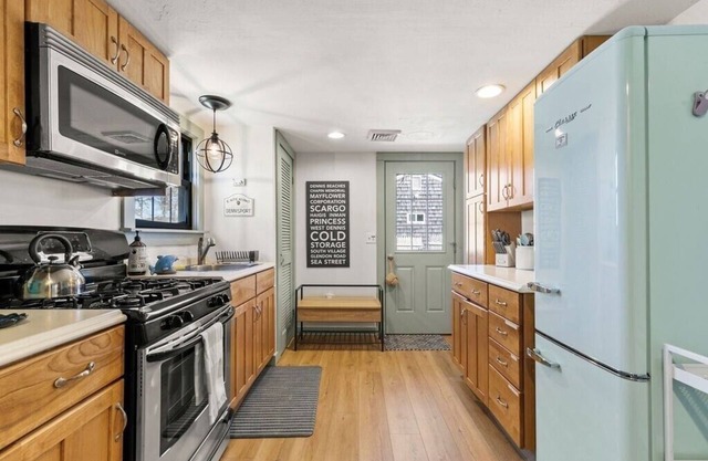 2BR escape with central air and linens provided, close to Sound side beaches