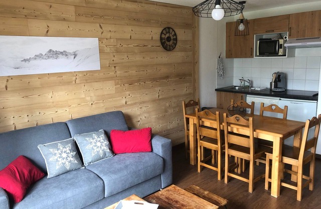 2BR for 6 with shuttle access, pool, ski-in/ski-out, and modern amenities