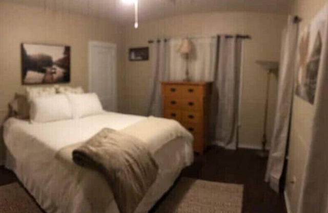 2BR HOME, fast WiFi, fenced yard, pet friendlyn