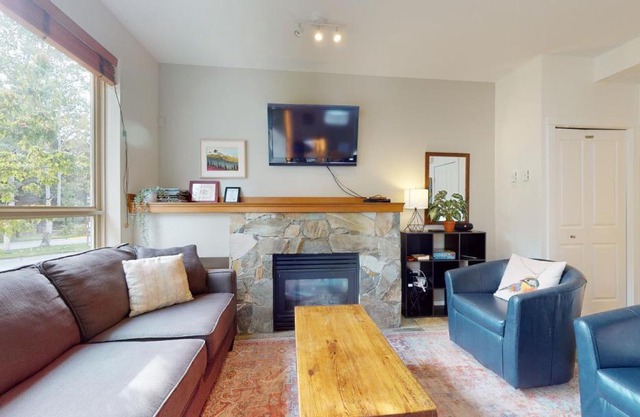 2BR in Symphony close to Whistler Village with Complex Hot Tub and Gas Fireplace