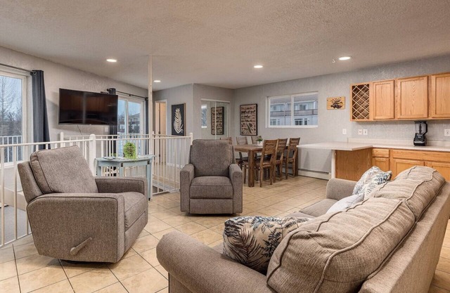 2BR Lux Lakeshore Retreat