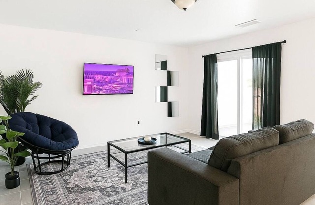 2BR Near Airport & Downtown Near Attractions.