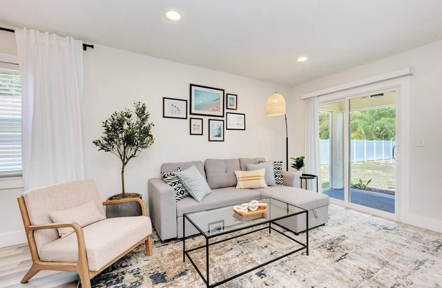 2BR Oasis with a Cozy Lanai 5 Min to Nokomis Beach