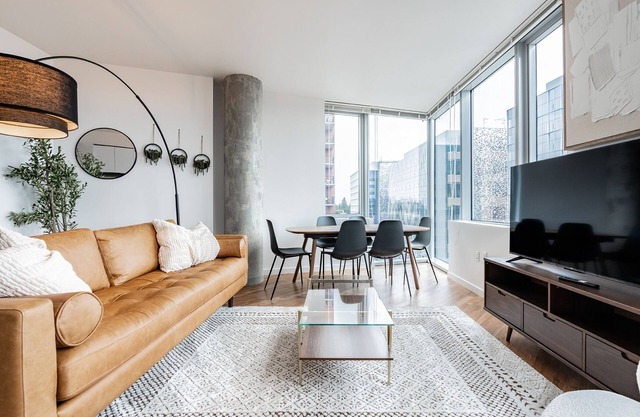 2BR | Pool, Gym & Rooftop | Bellevue | Sophari A