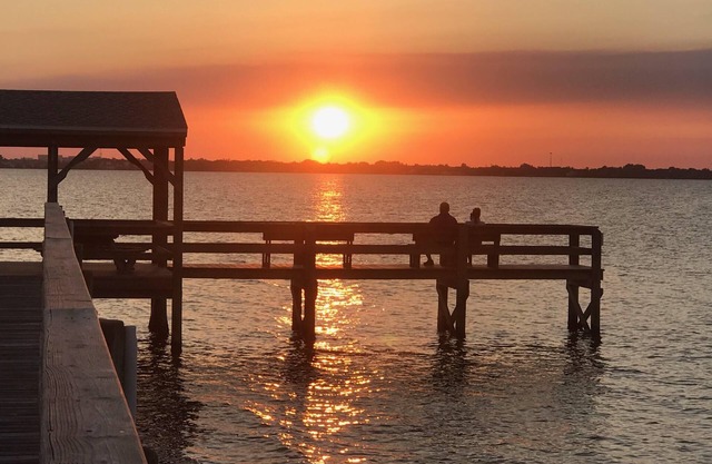 2BR RENOVATED CONDO: WALK TO RIVER & BEACH! FISH, KAYAK, POOL,TENNIS & MORE