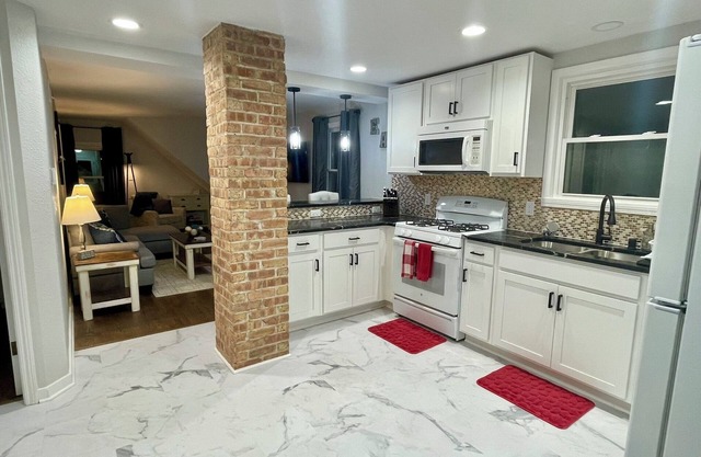 2BR Upper Unit with Modern Amenities - Welcome Home in West Allis