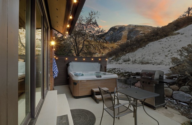 2BR w/Loft 3 bath w/Hot tub-Walk to restaurants, pub, coffee shop Ski - Hike