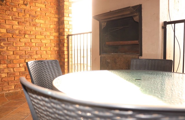 2km from Bedford center and 3 km from East Gate mall, and 12km from Maboneng.