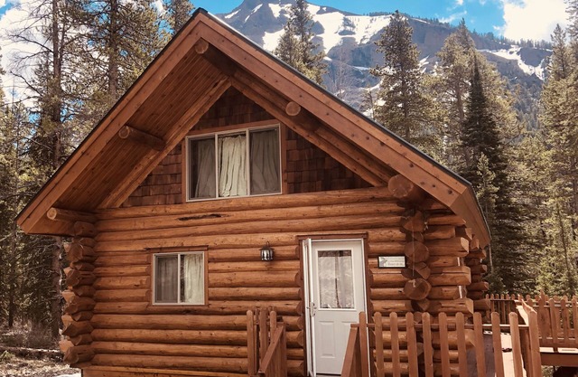 2Mi to Yellowstone NP, NE Gate, Spectacular Views 2 BR with Loft . Sleeps 6