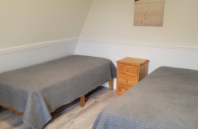 2nd Floor Beach retreat, 2 blocks from beach on bay block, dog friendly